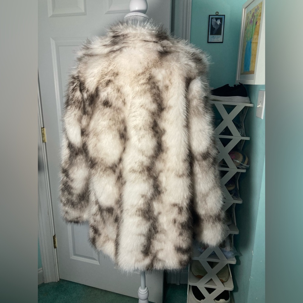 Elegant Faux Fur Coat in Gray and White - Picture 11 of 15